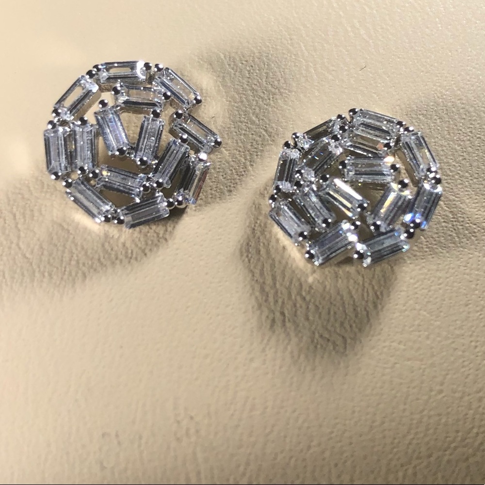 Crystal baguette circle studs. High quality!